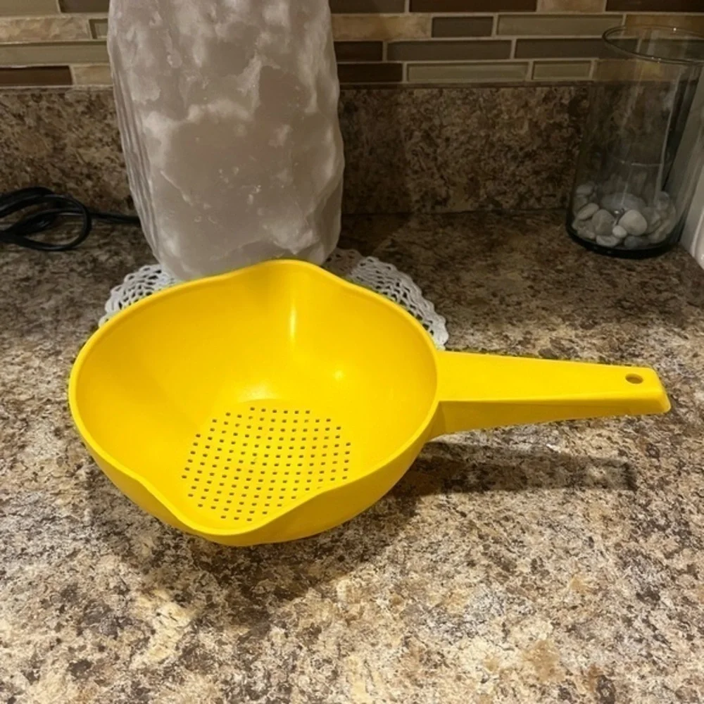 Vintage Tupperware Double Spouted Strainer
